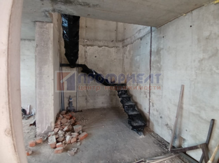 Продам четырехкомнатную (и более) квартиру