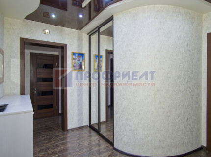Продам трехкомнатную квартиру